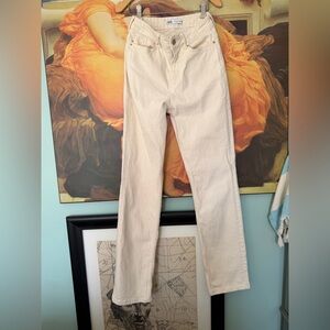 Zara cream high rise straight leg jeans
Size 4